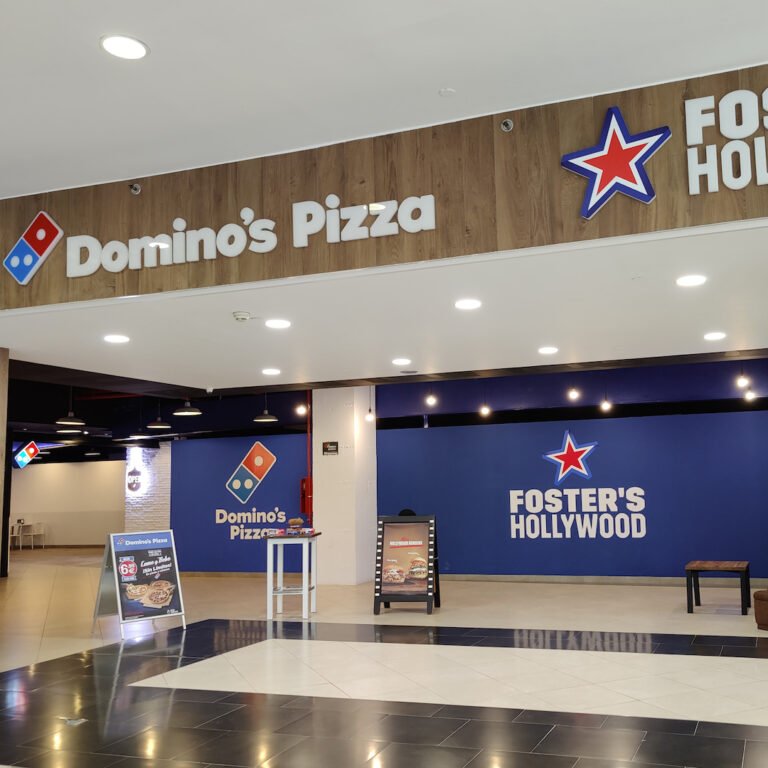 FACHADA-DOMINOS-PIZZA-Y-FOSTERS-HOLLYWOOD-MYRTEA